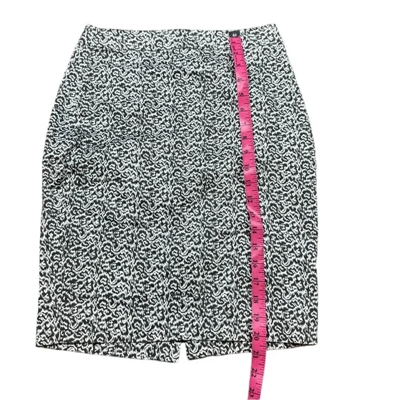 J. CREW: Printed “The Pencil Skirt” - Size 2 - Picture 3 of 7